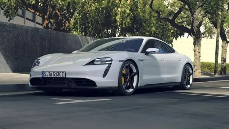 Xe điện Porsche Taycan màu trắng trên đường