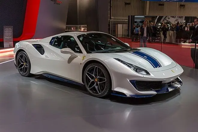 Xe Ferrari 488 Pista Spider trắng sọc xanh tại triển lãm