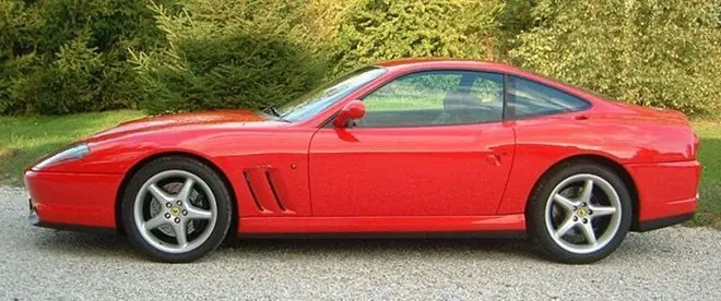 Xe Ferrari 550 Maranello màu đỏ đỗ trên sân sỏi