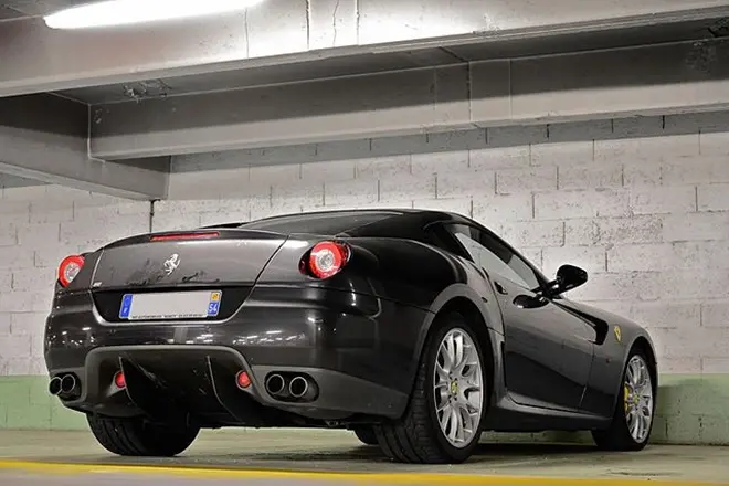 Xe Ferrari 599 GTB màu đen trong hầm để xe