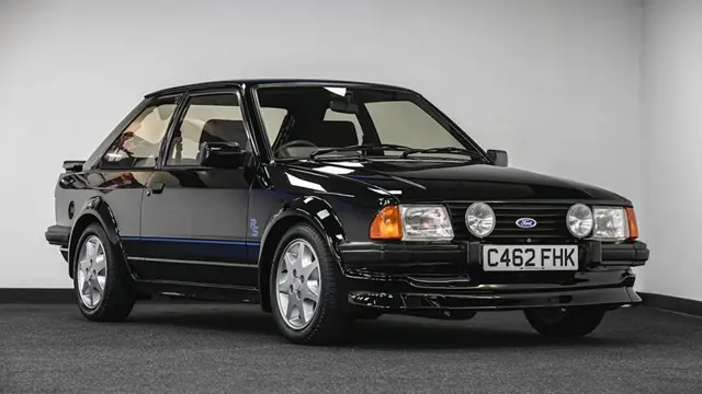 Xe Ford Escort RS Turbo màu đen trong phòng trưng bày