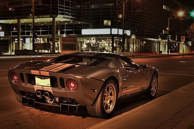Xe Ford GT màu xám đỗ trên phố về đêm