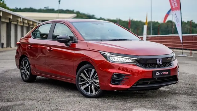 Xe Honda City RS màu đỏ đỗ trên bãi