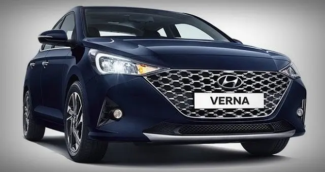 Xe Hyundai Verna màu xanh đậm nhìn từ phía trước