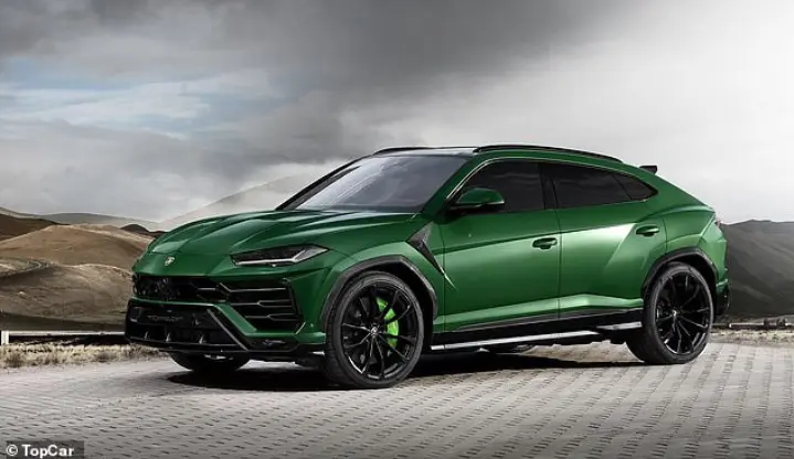 Xe Lamborghini Urus màu xanh lá đỗ trên sân