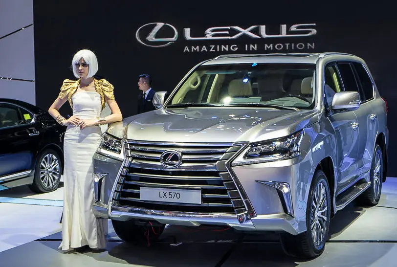 Xe Lexus LX 570 màu bạc cùng người mẫu tại triển lãm
