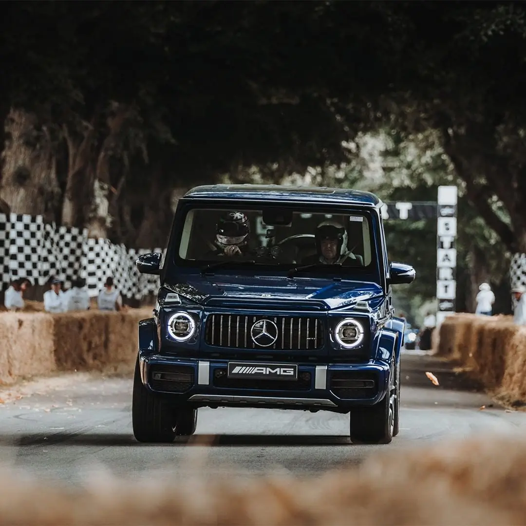 Xe Mercedes-AMG G63 màu xanh đen chạy trên đường đua