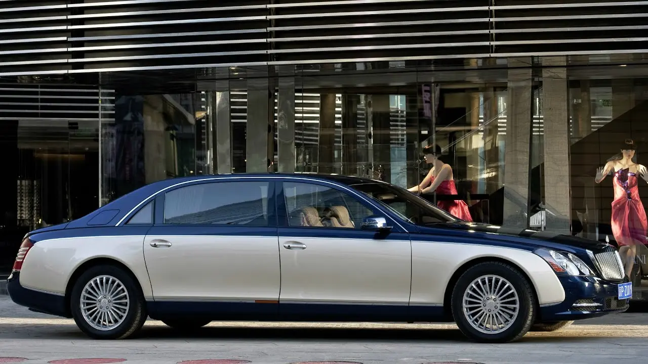 Xe Mercedes Maybach 62 hai tông màu đỗ trước tòa nhà