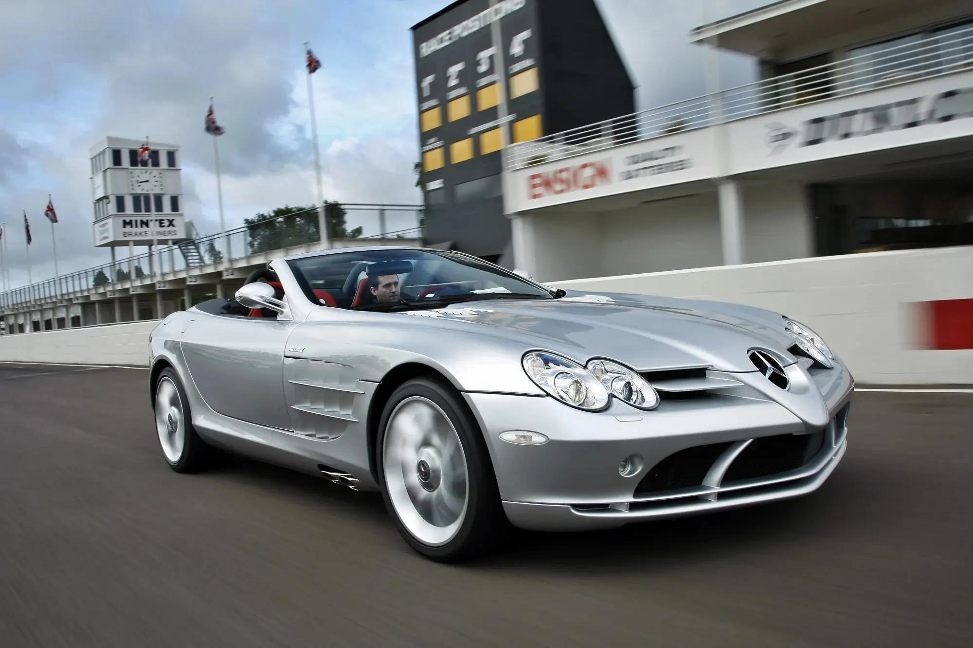 Xe Mercedes McLaren SLR mui trần màu bạc trên đường đua