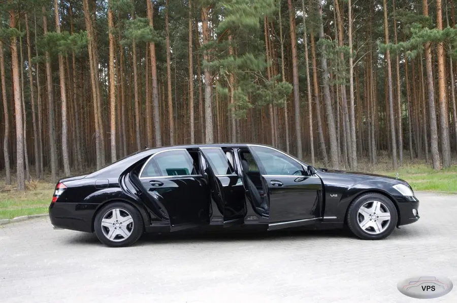 Xe Mercedes S600 Guard màu đen mở cửa trong rừng thông