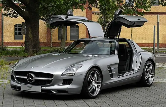Xe Mercedes SLS AMG màu bạc mở cửa cánh chim