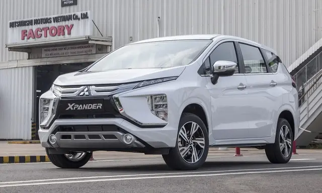 Xe Mitsubishi Xpander màu trắng trước nhà máy