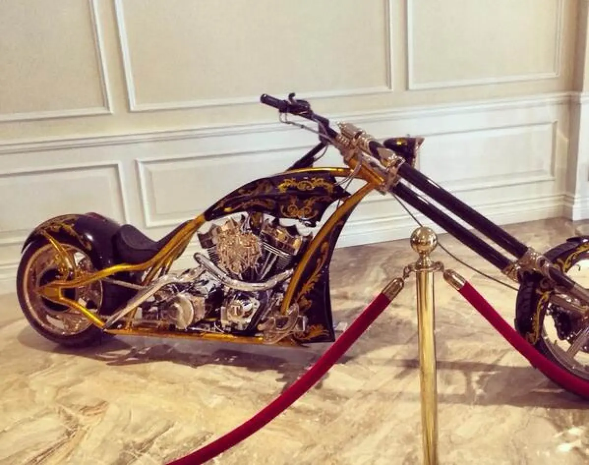 Xe môtô chopper chi tiết mạ vàng trưng bày trong sảnh