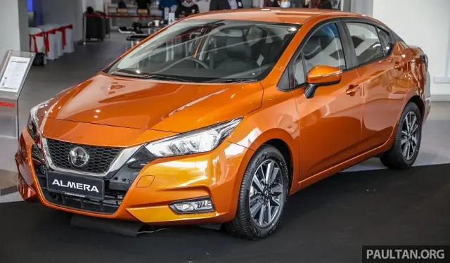 Xe Nissan Almera màu cam trưng bày trong showroom