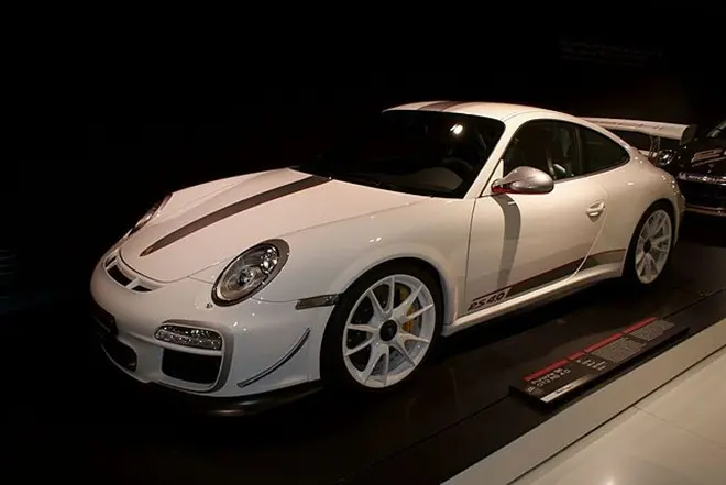 Xe Porsche 911 màu trắng sọc xám trưng bày trong phòng tối