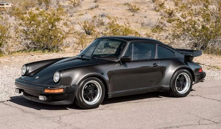 Xe Porsche 911 Turbo cổ điển màu đen