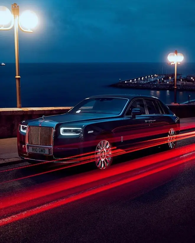 Xe Rolls-Royce Phantom chạy trên đường ven biển về đêm