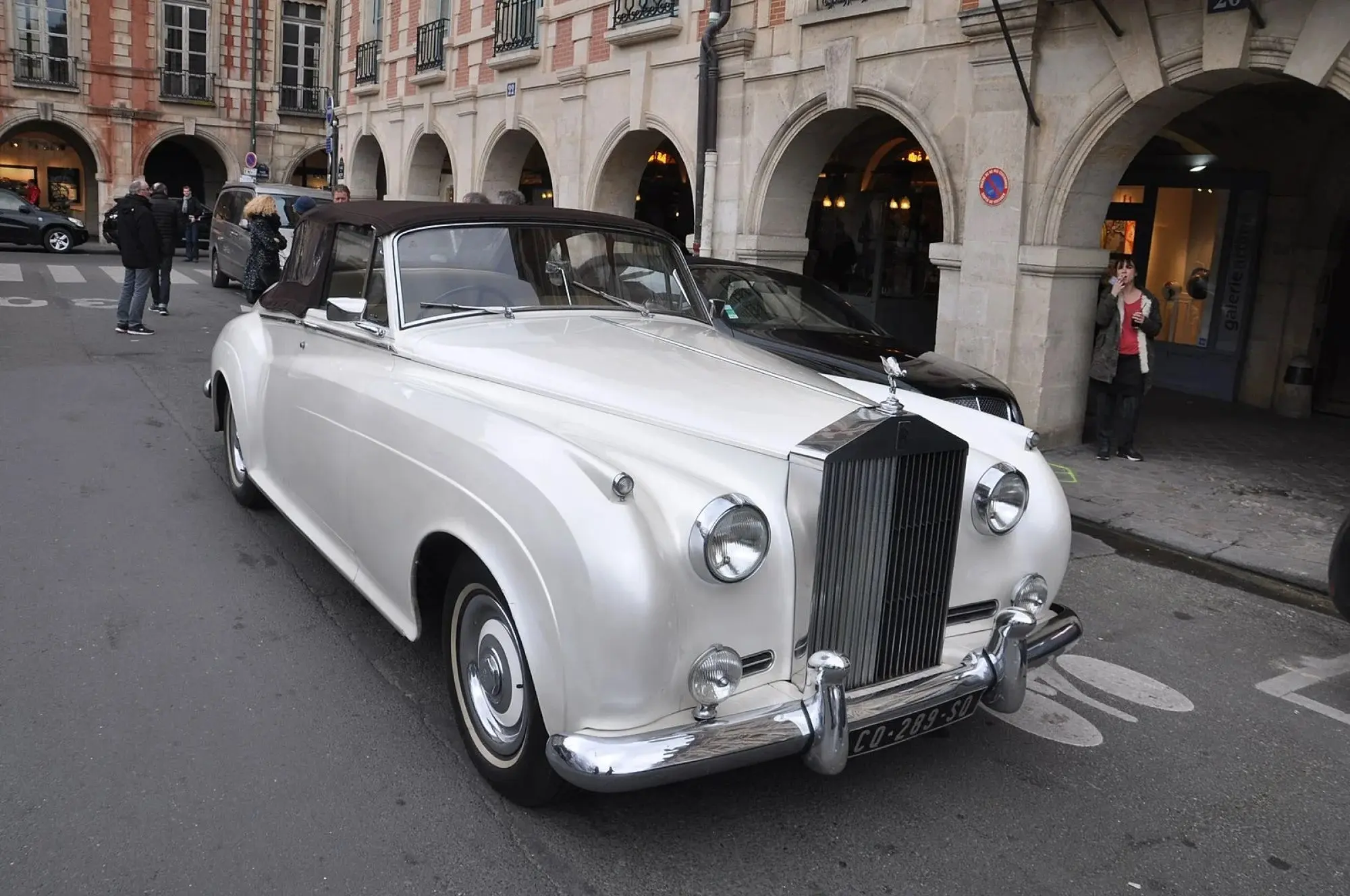 Xe Rolls-Royce Silver Cloud cổ điển màu trắng trên phố
