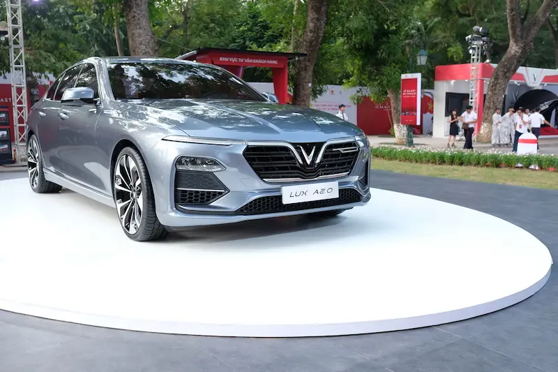 Xe sedan VinFast Lux A 2.0 màu bạc trên bục tròn ngoài trời
