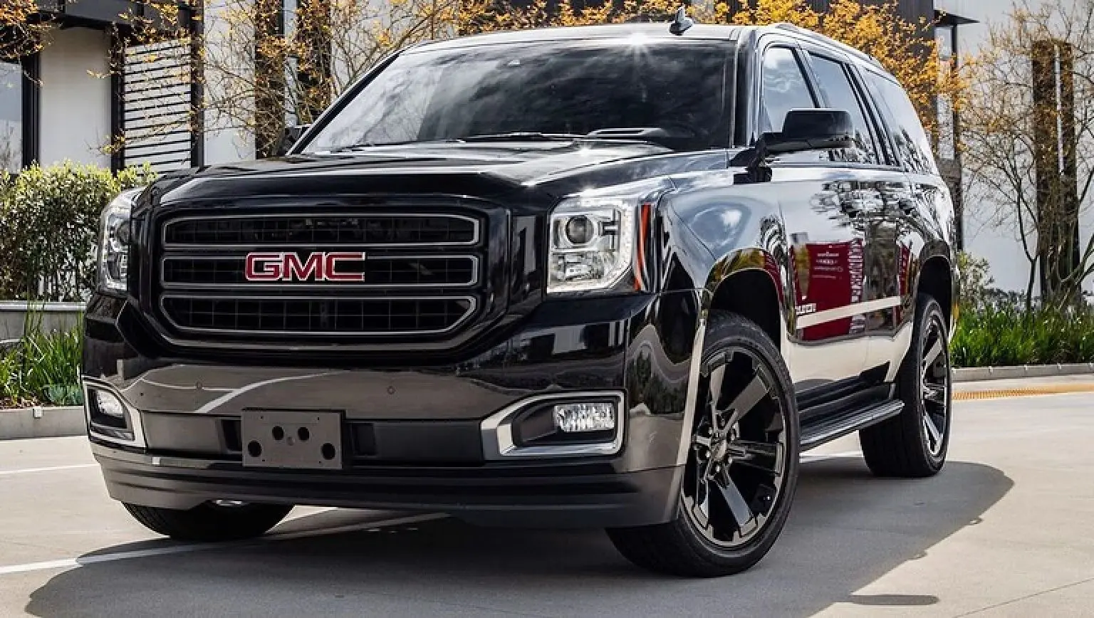 Xe SUV GMC Yukon màu đen đỗ trước nhà