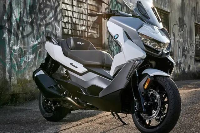 Xe tay ga BMW C400GT màu trắng xám trước tường graffiti