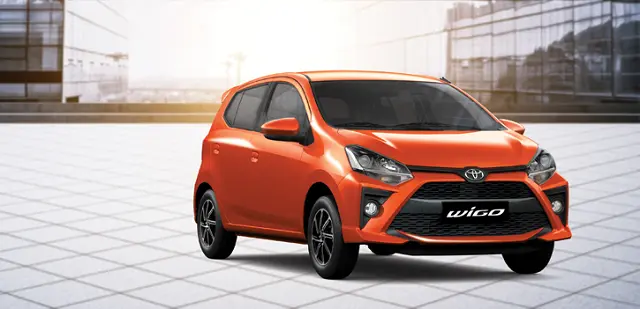 Xe Toyota Wigo màu cam đỗ trên sân lát gạch