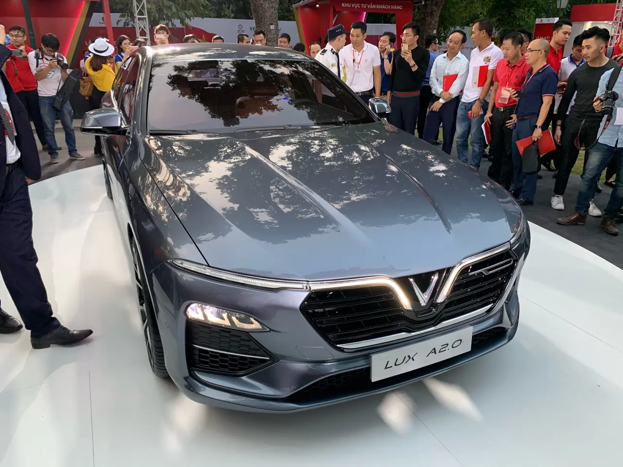 Xe VinFast Lux A 2.0 màu xám trên bục trưng bày