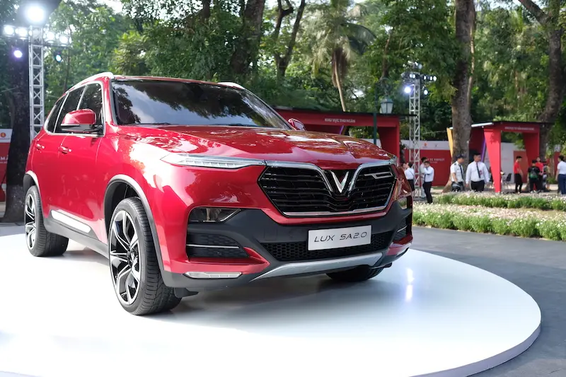 Xe VinFast Lux SA 2.0 màu đỏ trưng bày trên bục tròn