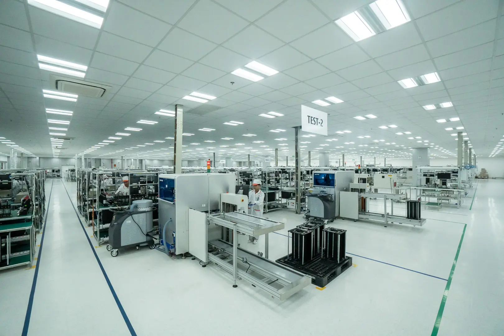 Xưởng sản xuất điện thoại VinSmart rộng, sáng đèn với nhiều máy móc